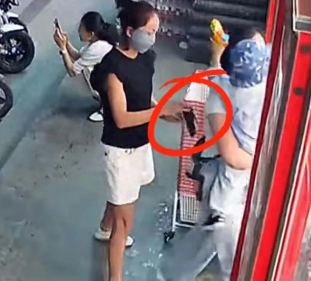 团伙作案！女子偷手机男同伙配合，手法非常老道，长得很漂亮