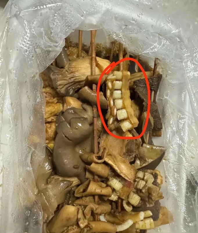 广东，一名女子下班后在路边买了一份牛杂，回家吃的时候，却发现里面有一块不明物质。