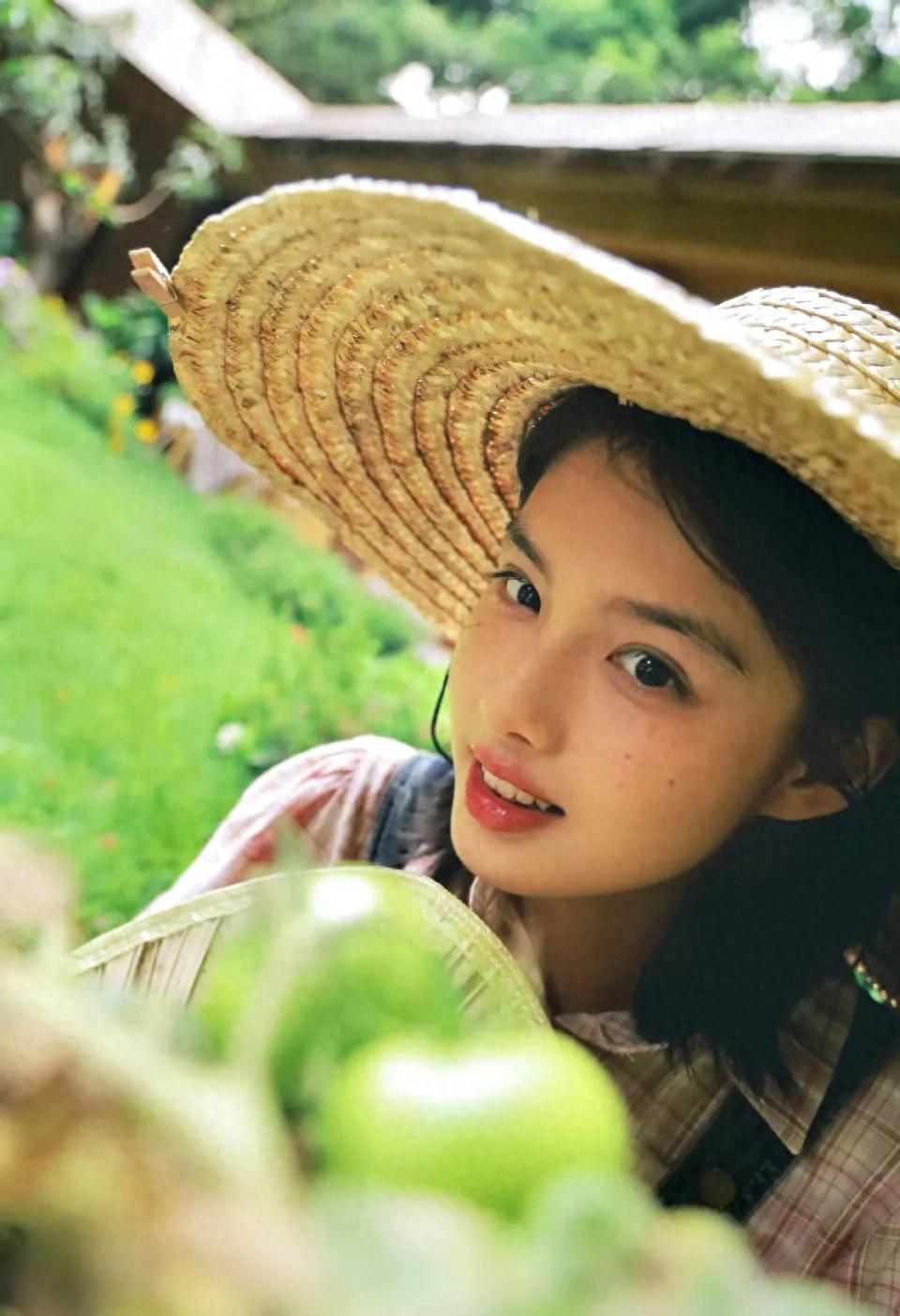 演员艾米田园风写真，清纯动人
