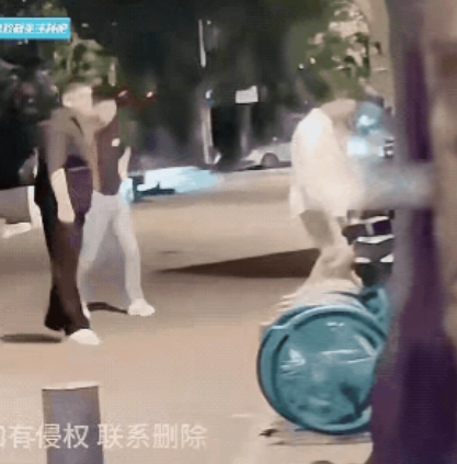 冲动是魔鬼！好汉都不吃眼前亏，更何况女人呢？请别主动动手。

我们时时处处都处于