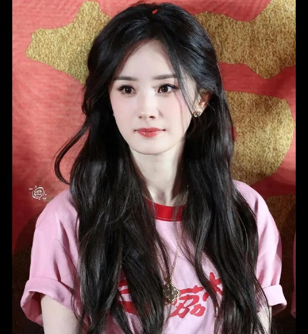杨幂越来越聪明了，这两年她不再执着于演女一号了，现在去各种电影里演配角，而且表现
