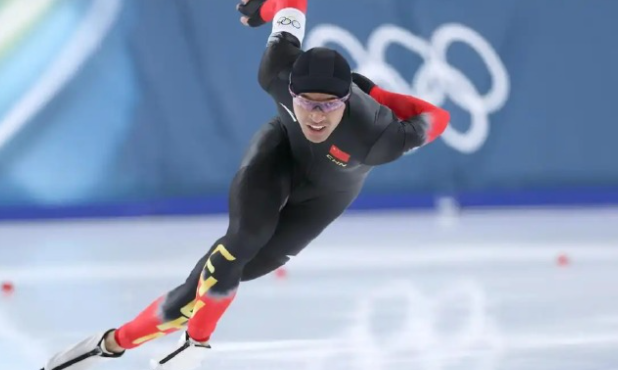 宁忠岩，在强手如林的竞争中脱颖而出，登上1500米速度滑冰世界之颠，在米兰冬奥会