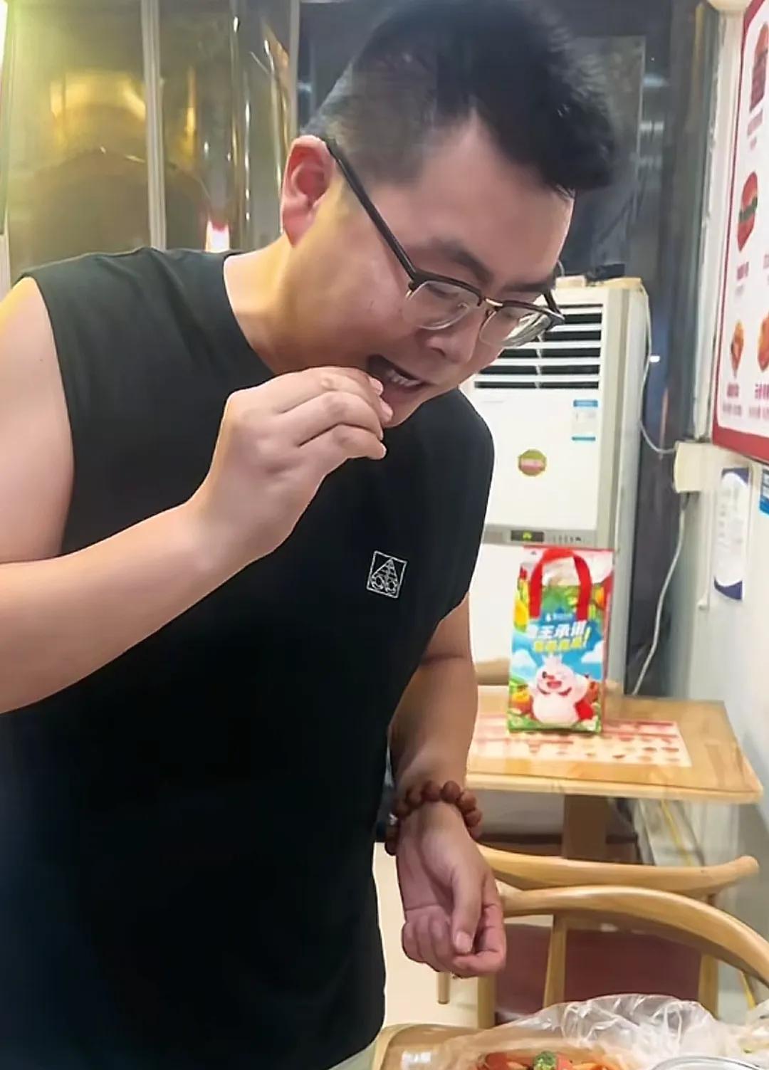 感觉郭威跟不食人间烟火一样！
不知道，看不看网上的评论，
田静视频中的郭威，
总