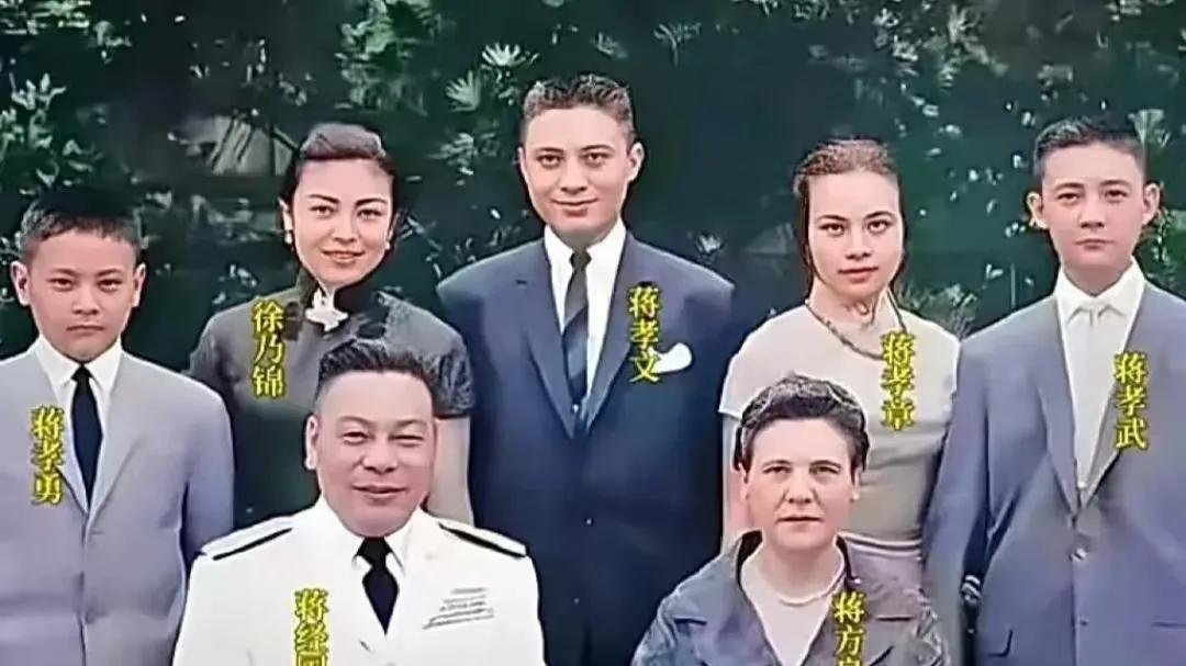 60年代，经国先生的一张全家福，非常珍贵的老照片。
为啥说这张照片珍贵呢？因为合
