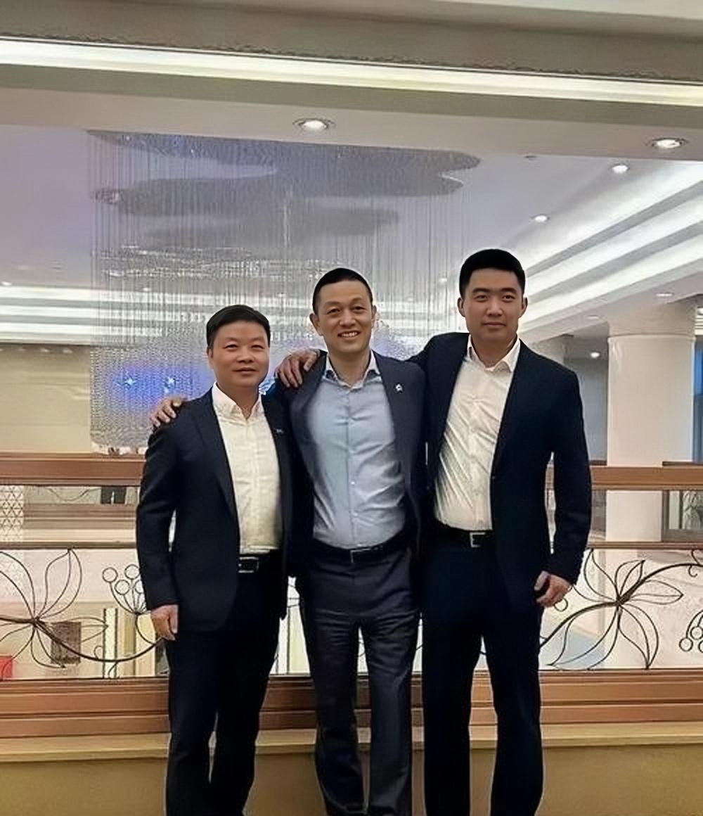 何小鹏、李斌、李想合影旧照，三位都是汽车领域的创始人，是同行中的精英人物。
感觉
