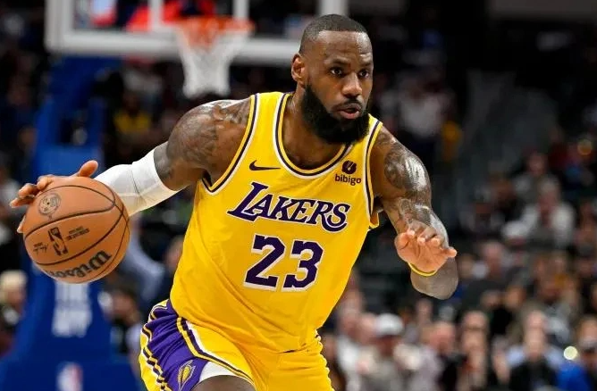 詹姆斯的发牌能力组织能力比追梦好，老詹的进攻威胁远远大于格林，无论是顺下，还是外