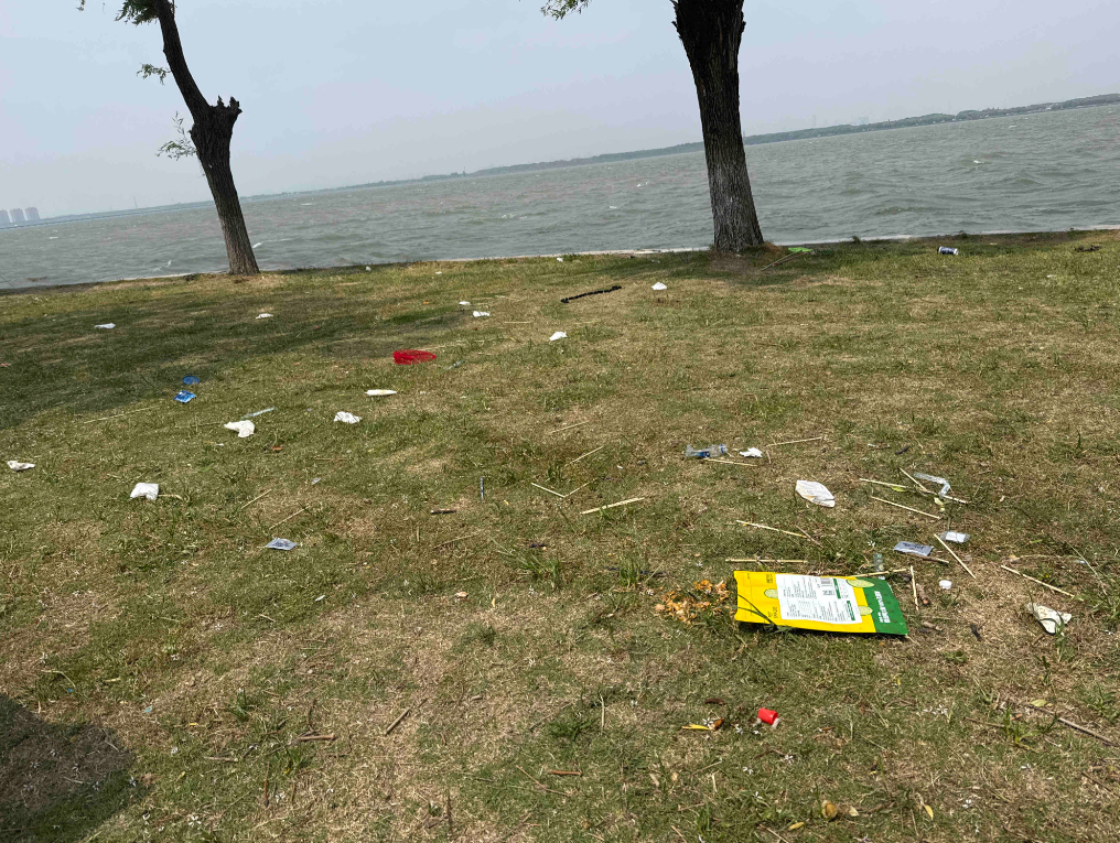 阳澄湖边上的恶心现象

今天闲来无事，到阳澄湖逛逛！结果发现的情况让人很不爽！