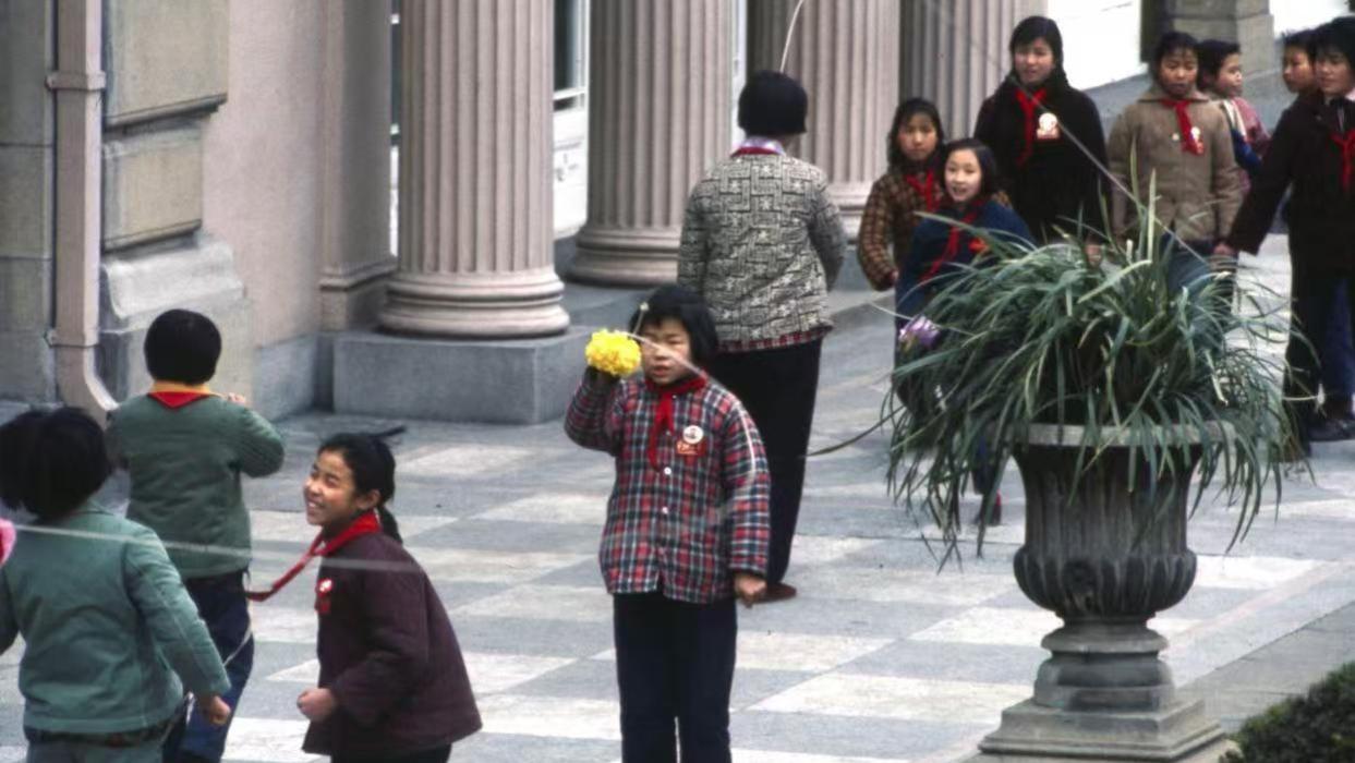 父亲养了堂哥几十年，也拳打脚踢了几十年，如今很多人羡慕我们家