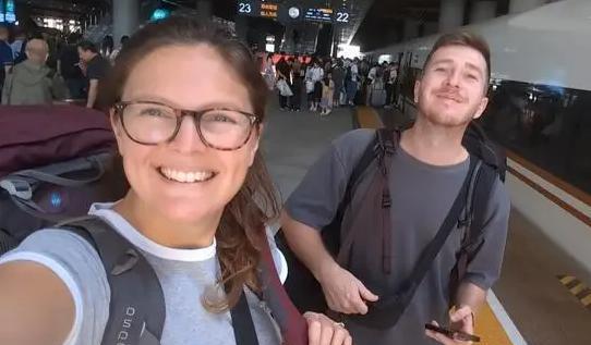 万万没想到！我国免签“朋友圈”持续扩大，一对来自英国的夫妻来到重庆旅行，俩人玩了