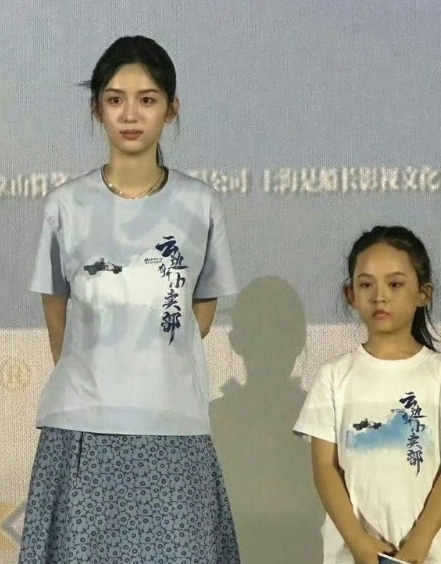 周也的头比小孩的头还小。