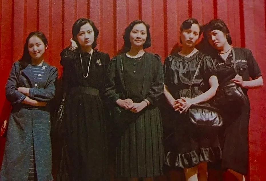 图一是九十年代的电影《怪圈》剧照，五位漂亮的女演员，中间是女主角黄梅莹。黄梅莹年