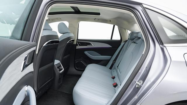 限时优惠2.6万，油耗4.5L，续航1600km，这款中型车值得一看