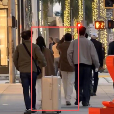 有多位网友在洛杉矶偶遇林俊杰与高挑女性同行，穿同色系服装被疑情侣装。女方被指是2