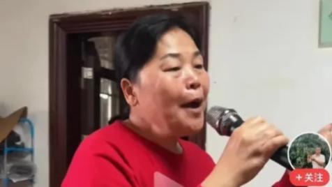 全红婵妈妈在院子里高歌一曲，希望她一直坚持这个爱好
