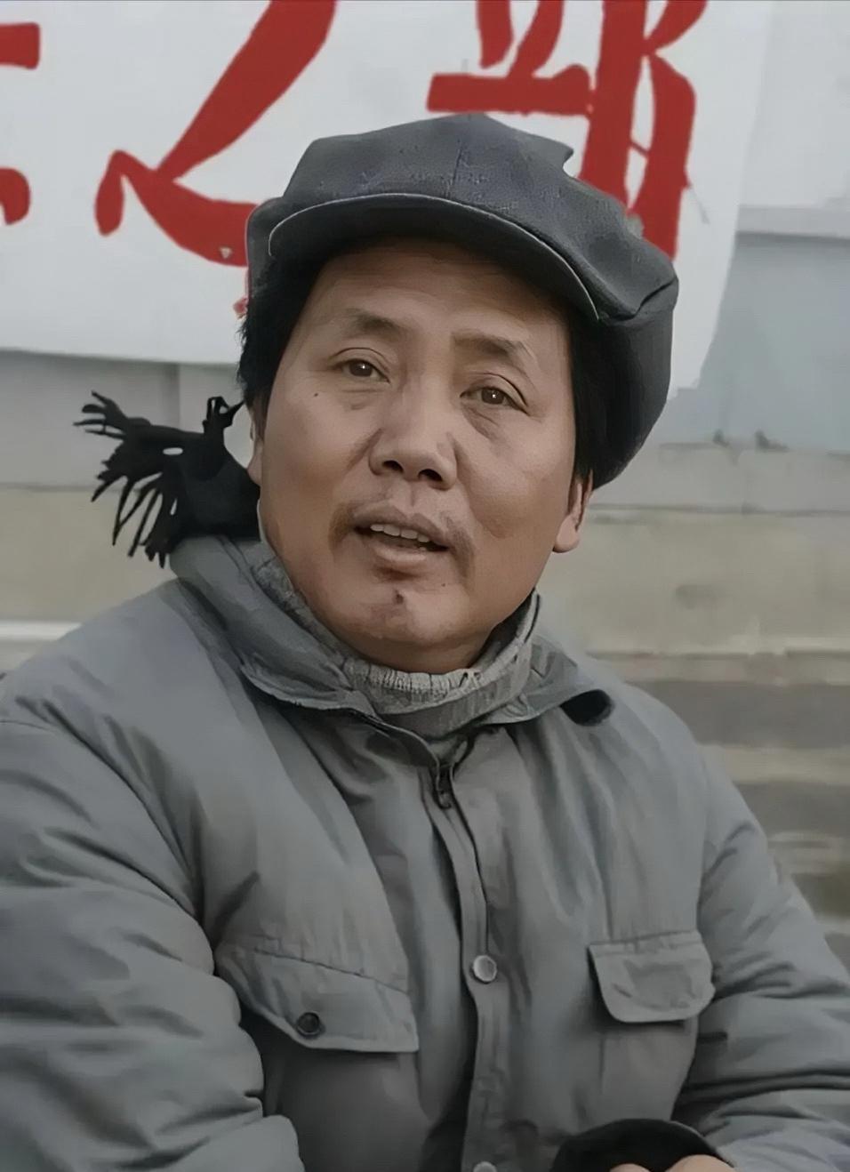 下图是毛泽东刚刚从延安撤出不久后所拍，照片拍摄时间是1947年，当时，毛泽东年5
