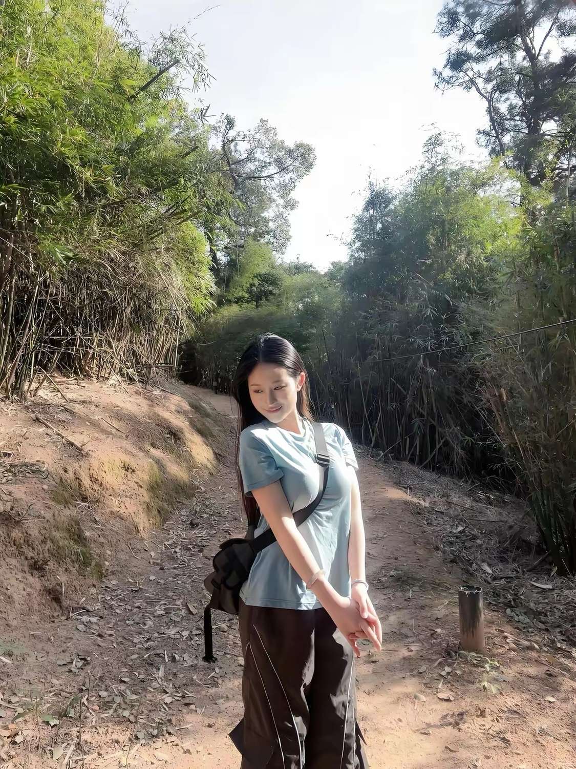 农村人就是辛苦啊，一大早就要进山干农活！