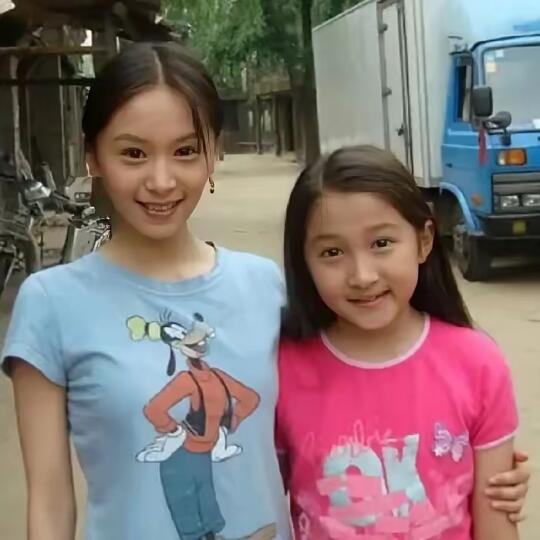 王子文还跟关晓彤合影过，一看就是北京小孩的感觉， 现在长大了！