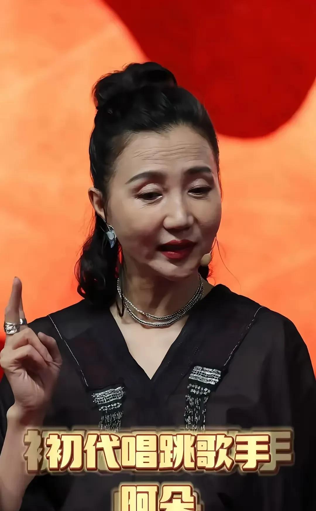 这不是老了的陈好，而是老了的阿朵，阿朵才四十几岁，看起来已经撞脸静白师太。
阿朵