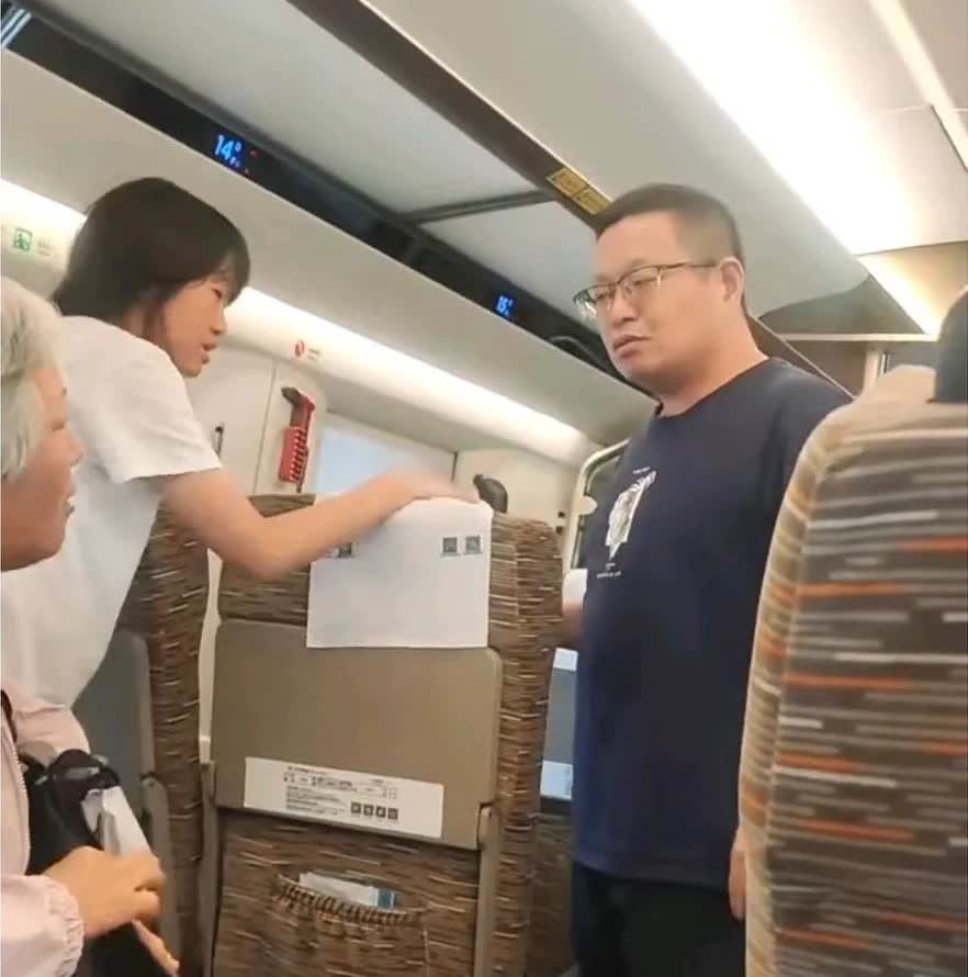 男子站在车厢过道上看着闺女，遭旁边座位的老太太嫌弃，不让站还骂人，双方发生激烈争