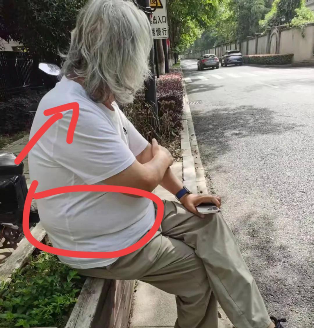 张纪中这波操作，绝了！
自爆“养娃压力大”一手打造“励志老父亲”形象撬动流量！