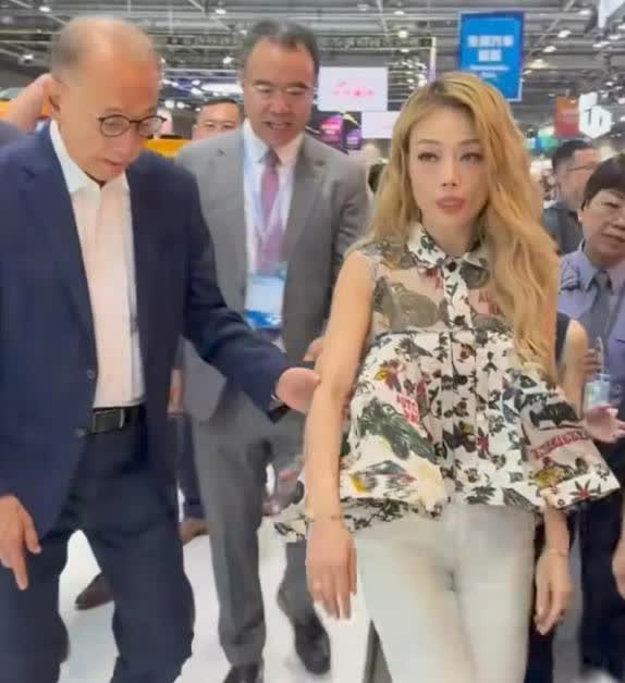 我有一种预感，
容祖儿估计很难嫁人了，
不是因为她年龄大了，也不是因为她还爱