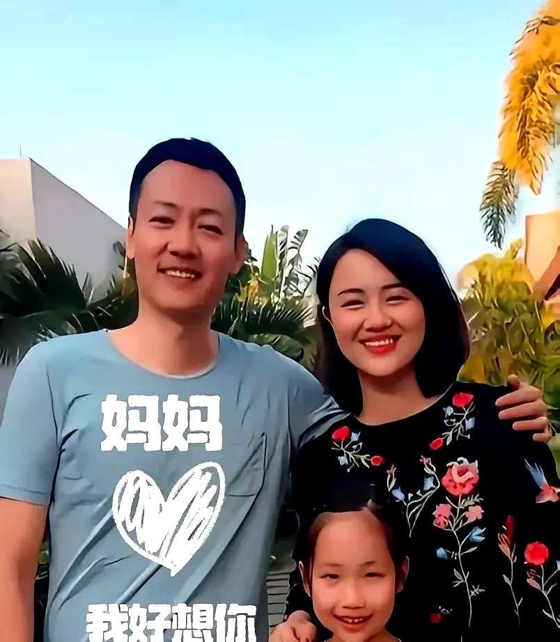 他说整理衣柜，看到朱媛媛连衣裙，就想起她念叨“我一直觉得我胖了” 。
又讲看女儿