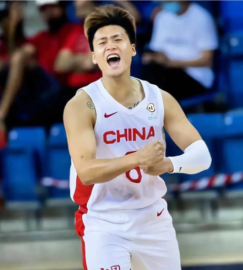 赵睿确定正式加盟北京，CBA新赛季四强鼎立基本提前出炉。

据体育直播吧爆料:赵