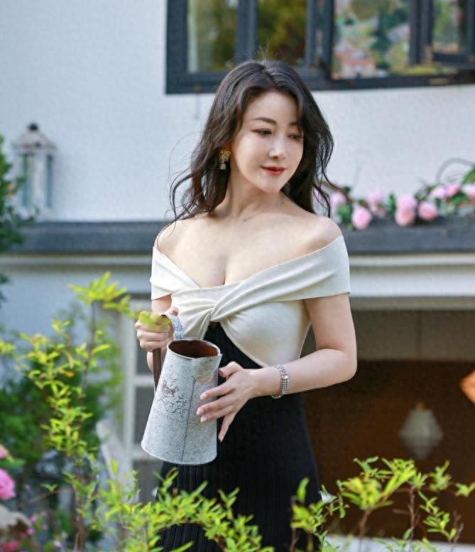 古装女神，50岁冻龄如花仙子，风姿绰约，网友炸锅：这哪是50