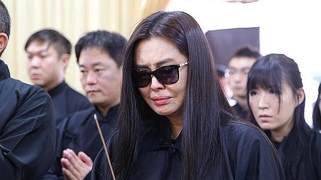58岁王祖贤加拿大开艾灸馆，亲自给客人做理疗，眼神恍惚到认不出