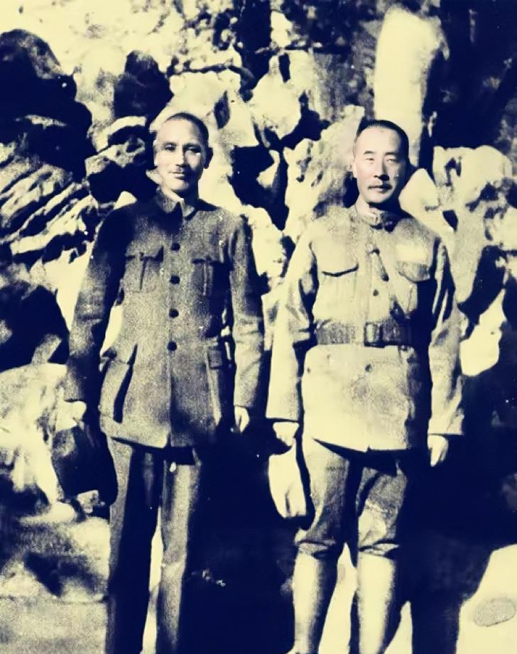 1930年，中原大战结束后，蒋校长与刚刚投诚的韩复榘合影照片，镜头中的蒋校长穿着