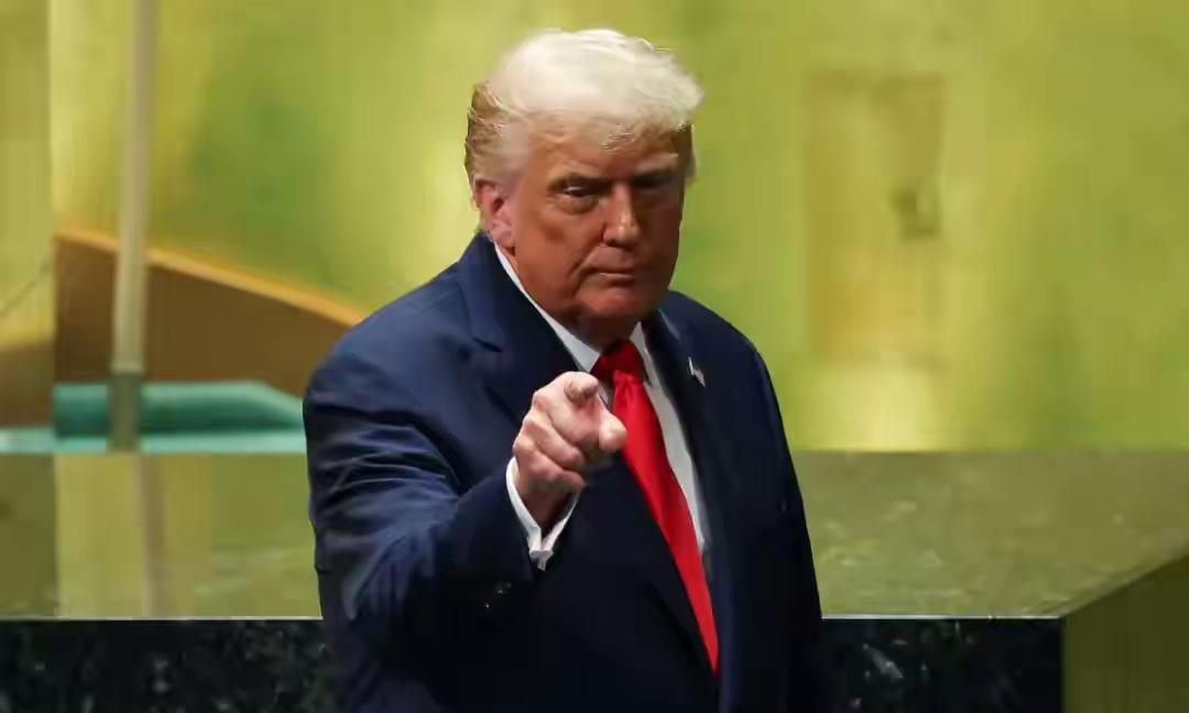 特朗普联大演讲情绪失控的原因找到了！
中国和俄罗斯达成了史无前例的战略合作，各国