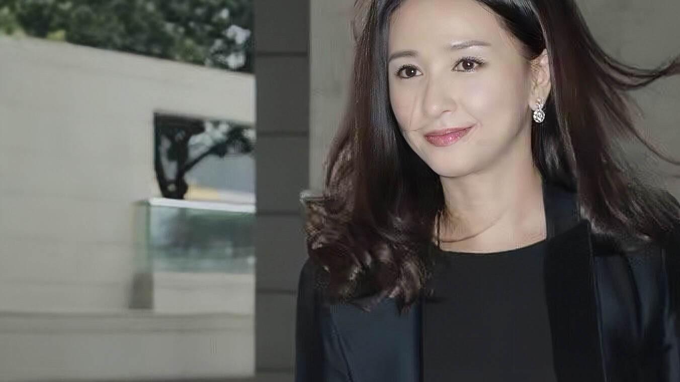 香港知名女星独享8层独立屋，老公在睡梦中猝死，拒绝发展新恋情