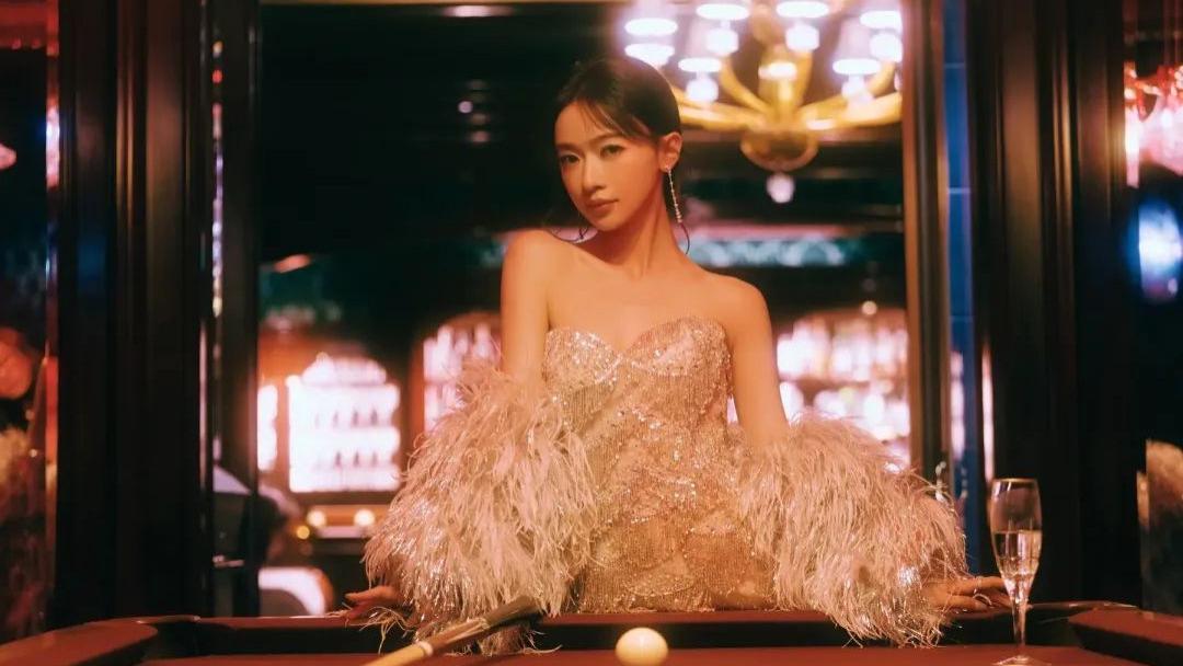 吴谨言穿抹胸羽毛裙惊艳亮相，化身港风美人美出新高度