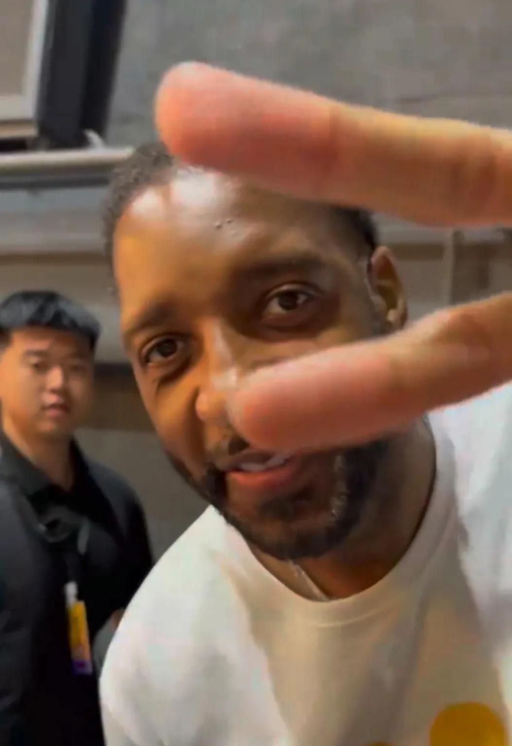 并非贬低AI，但是同为那个年代最受欢迎的NBA球星之一，麦迪显然比AI更友好。