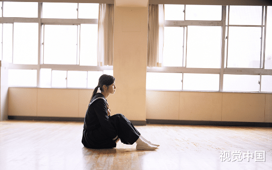 儿子被霸凌后我冲去学校给他讨说法，却在看见霸凌者之后，送给他一套房做奖励