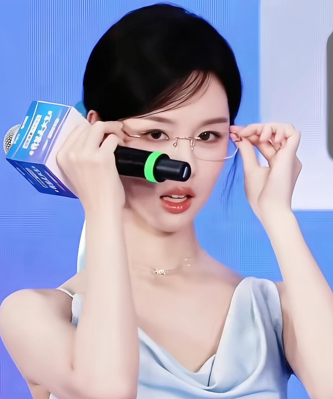 陈都灵现身上海活动现场，一袭蓝色长裙温柔飘逸，宛如灵动仙子，再配上无框眼镜，瞬间