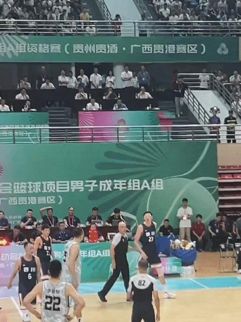 琦哥打个全运会也是左右为难啊。
全运会四川对阵辽宁，辽宁是周琦以前的老东家，毕竟