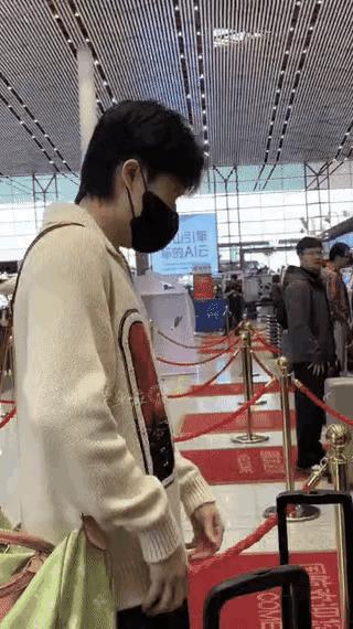 王楚钦一直在咳嗽，打着哈欠。
北京大满贯男单决赛到今天出发亚锦赛也就休息了一天半