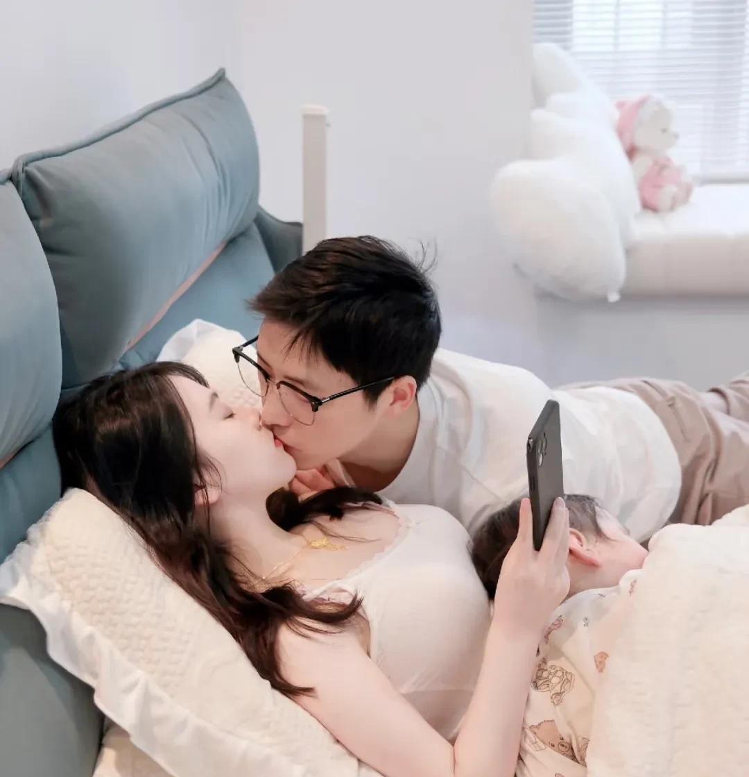 半夜运动到一半，被同床睡觉的孩子发现了，“妈妈，你们在干嘛呀？”。
瞬间兴致全无