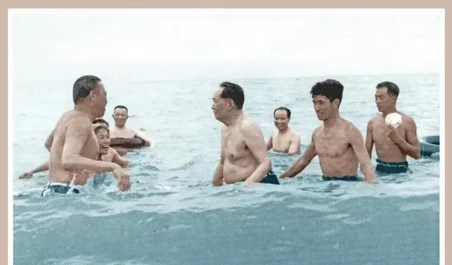 刚签64万合作社协议！毛主席教女搏浪：穿过去便是自由，恰似“风吹浪打”的胸怀  