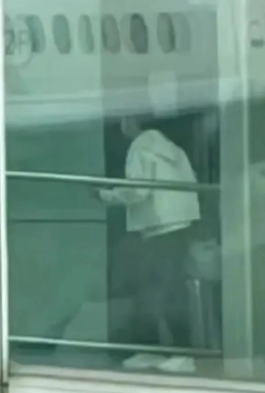 孙颖莎起落平安！
今天国乒集体出发瑞典，
就是不见孙颖莎的身影，
原来她走了vi