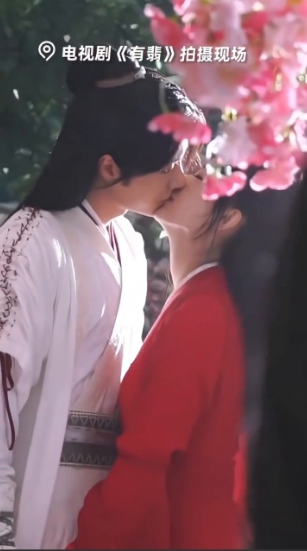 盘点《有翡》男女主剧宣版视频。
·第一个：注重细节的男人。
·第二个：花瓣吻花絮