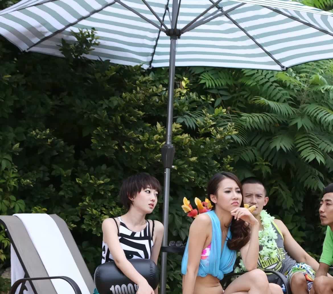 看了弦子的小肚子
我瞬间不想减肥了
不是因为不好看，而是像弦子那么瘦的人，都
