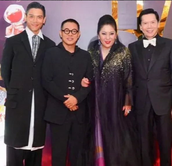 2015年，向华强为了捧儿子向佐，投资电影《封神传奇》3亿元，并用5000万邀请