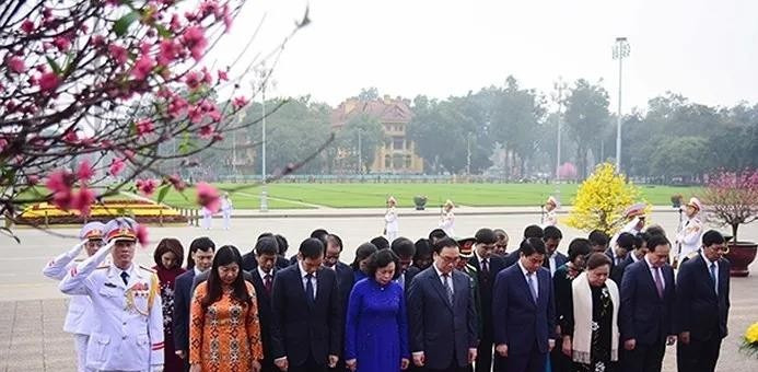 中方代表团赴越南敬献花圈











你敢信？一个国家的领袖，竟然在另