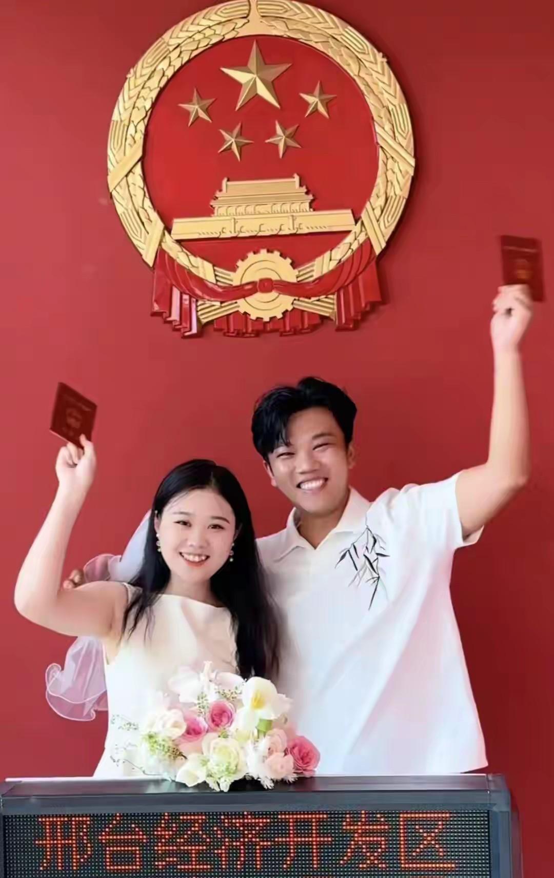 解清帅发视频，说他和王正正今天领证，不是情侣，是夫妻关系！‘日子选的好，阳历教师