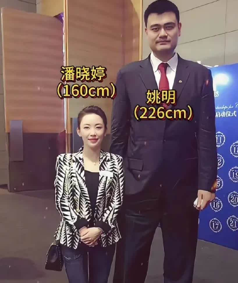 这两人的身高也太悬殊了，一个是大球王，另一个是小球王后，俩人都是世界冠军。你知道