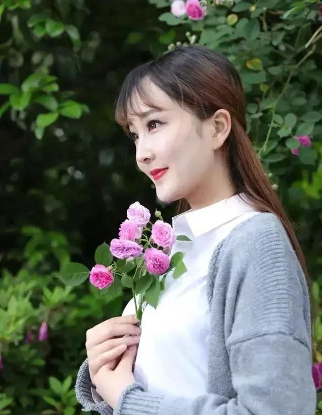 一个男人去相亲，认识了一个女朋友。  这段看似寻常的开端，却隐藏着一段令人啼笑皆
