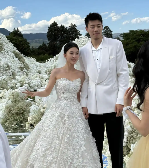 恭喜！26岁中国男篮前锋张镇麟丽江大婚：妻子高挑美丽，郭士强郭艾伦出席道贺

