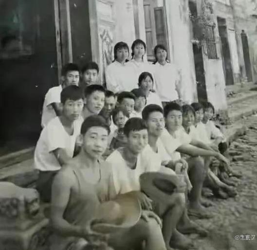 【老照片】一张上海知青在江西抚州崇仁县相山公社插队的老照片，照片是他们在浯漳古村